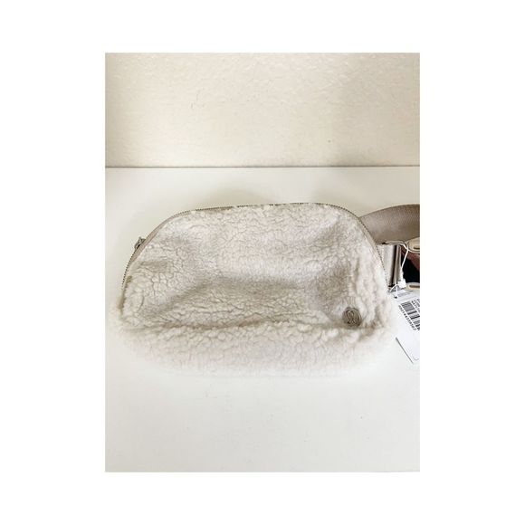NWT lululemon everywhere fleece belt bag - Picture 3 of 7